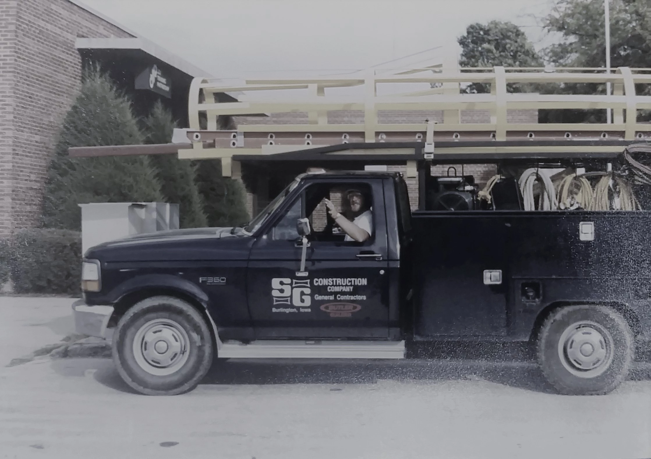 A Ford F350 SG Construction Truck is shown hauling a collapsed ladder